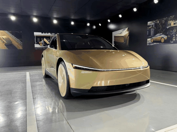 「土豪金」Robotaxi 来了！｜图片来源：极客公园