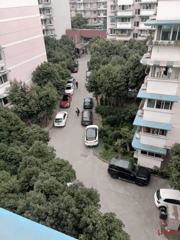 ▲改造前的路面，比较窄
