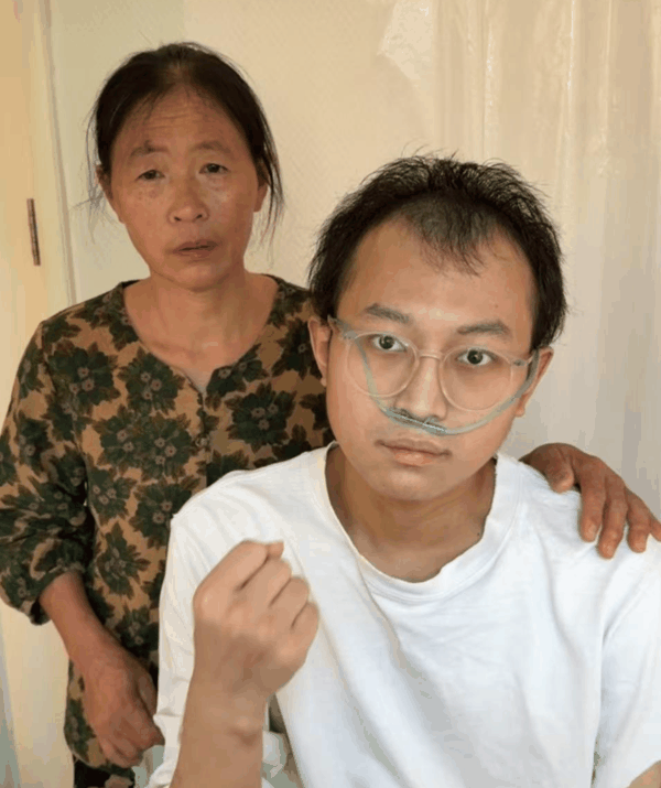 ▲郭杰和他的母亲