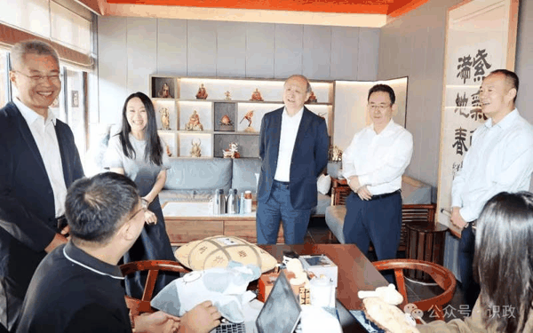 走进文创空间与设计师交流