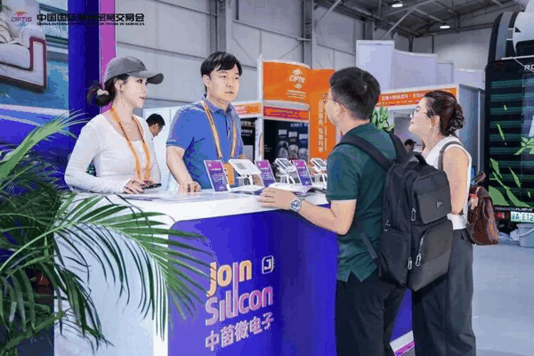 专业观众与工作人员深度交流