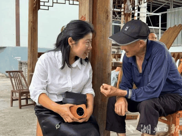▲王帅在村民家走访。图/湖北日报