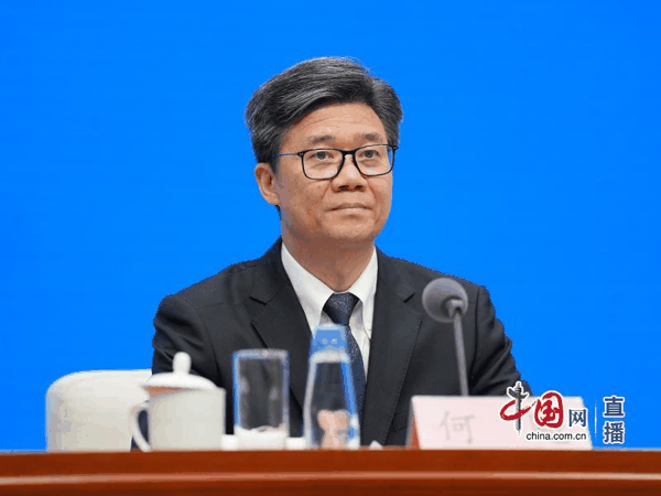 ▲国家广播电视总局新闻发言人、副局长何飚 图据中国网 郑亮 摄