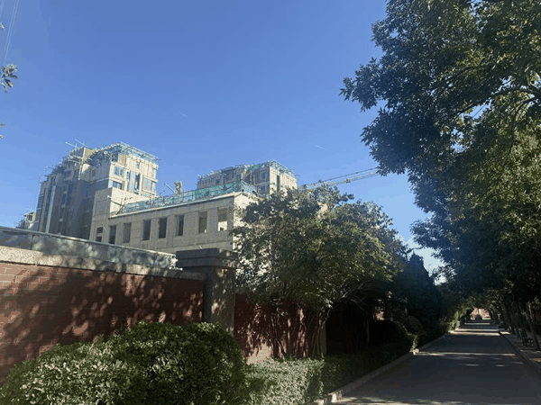 施工现场距离小区仅一路一墙之隔。新京报记者 曹晶瑞 摄