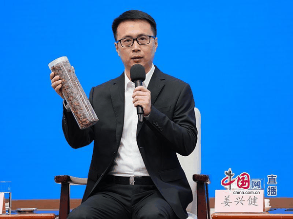▲陕西省铜川市印台区金锁关镇金锁关村驻村第一书记、工作队队长姜兴健 郑亮 摄影
