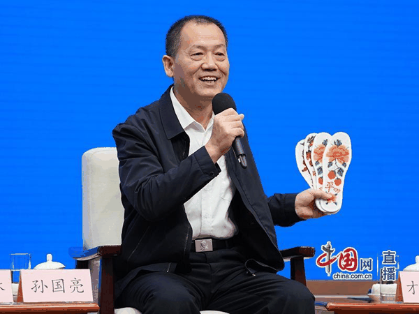 ▲河北省张家口市阳原县辛堡乡四十亩滩村驻村第一书记、工作队队长孙国亮 郑亮 摄影