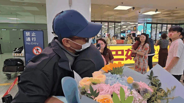 ▲陆海涛乘飞机回到河南 图据大象新闻