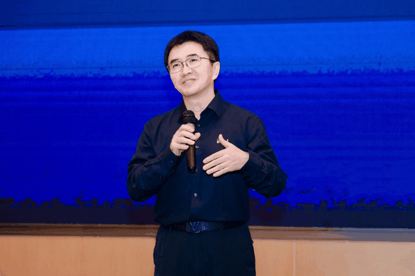 英特尔中国行业与解决方案业务部总经理王景佳发表开幕致辞