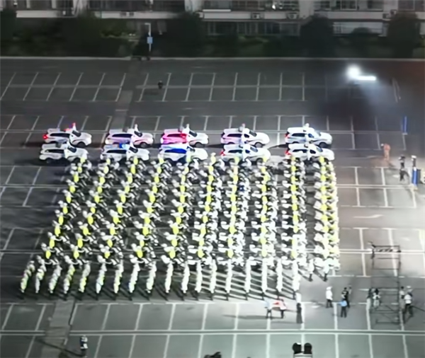 对此，长沙市公安局交通管理支队相关负责人表示，网传截图中的“称重”“对时速高于25码的电动车进行查处”等均为不实信息。