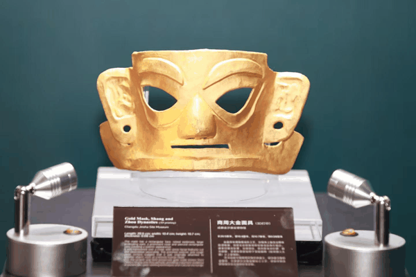▲现场展品：商周大金面具（3D打印）