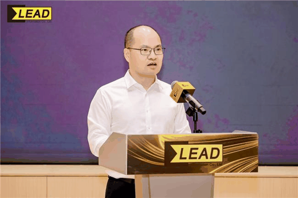 长宁区委副书记、区长 刘平