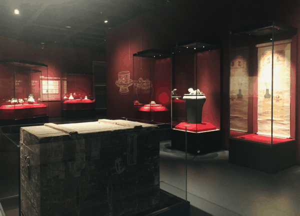 一只当年存放文物的旧木箱也在现场一同展示