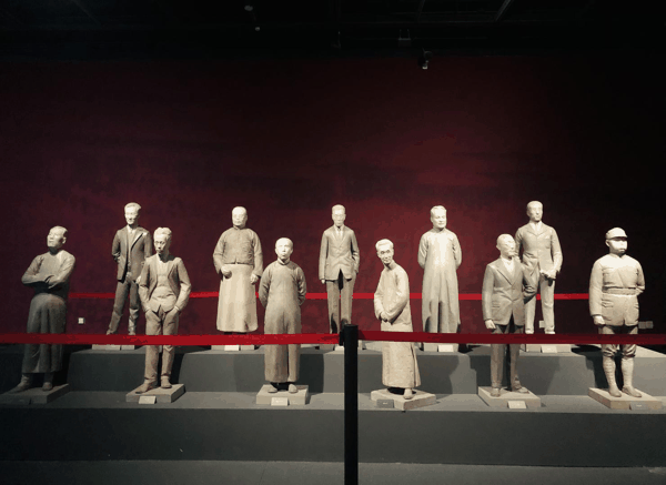 这组雕塑展示了马衡等11位为文物南迁做出重要贡献的人物形象