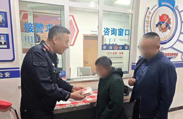 ▲民警将现金返还失主