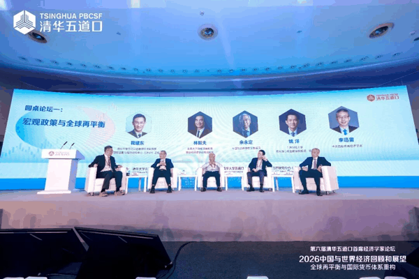 参与现场讨论的经济学家一致认为，中国应抓住低物价窗口期，加紧采取更加具有扩张性的财政货币政策