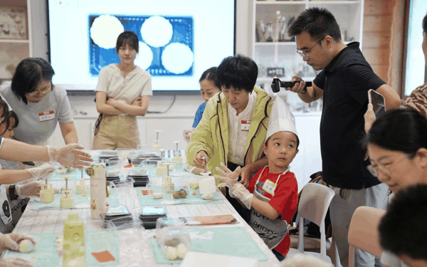 游客参加冰皮月饼DIY活动。新京报记者 薛珺 摄