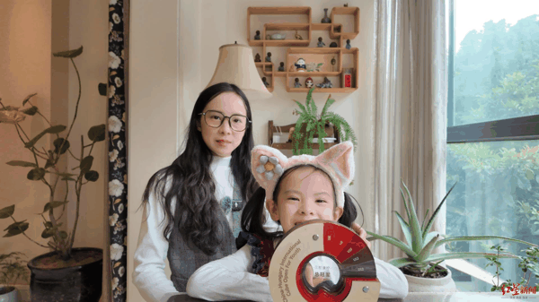 ▲连允之和妈妈林洋西。帅毅恒 摄