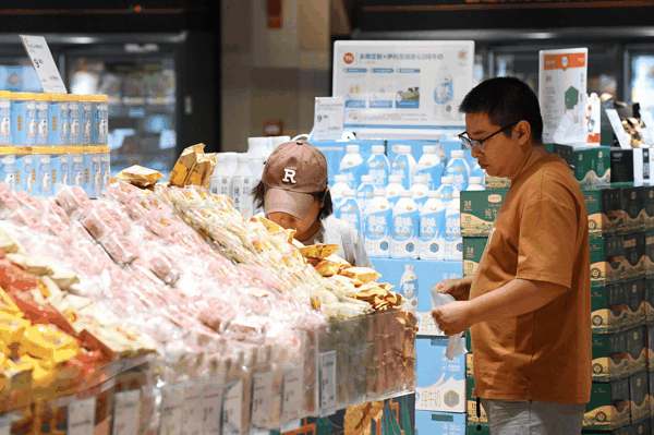 ▲9月21日，消费者在超市选购月饼 图源：视觉中国