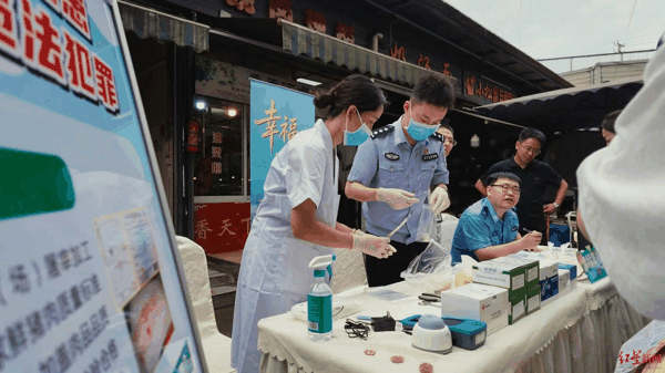 ▲新津公安环食药侦大队联合区纪委监委开展“快检护航民生食安、警民同心你送我检”便民快检志愿服务活动
