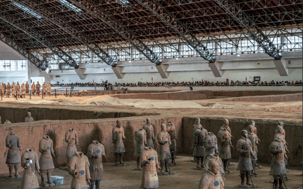 ▲资料图：秦始皇陵兵马俑坑内考古发掘整理现场。图/IC photo
