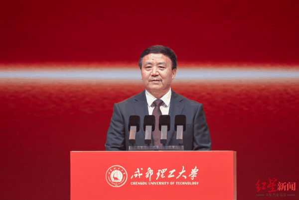 ▲许强作建校70周年事业发展报告