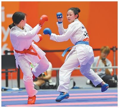 9月21日，中国队选手龚莉（右）夺得空手道女子组手61公斤级冠军。图为龚莉在比赛中。记者 马国英摄