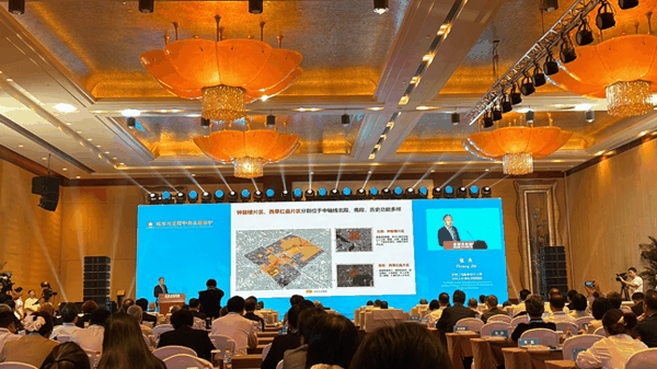 清华大学建筑学院教授张杰以《历史城市文化景观的整体保护》为题进行了主旨演讲。商重明/摄