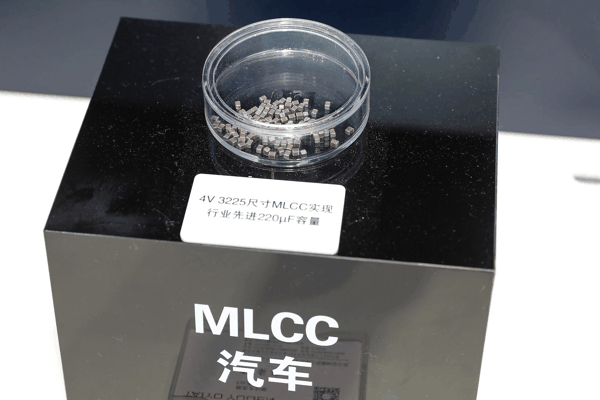 ▲2026慕尼黑上海电子展上展示的车规级MLCC。图据视觉中国
