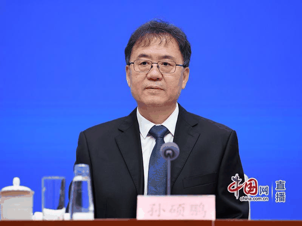 ▲民政部新闻发言人、副部长孙硕鹏