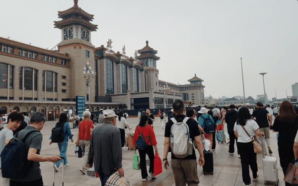 ▲资料图：北京火车站旅客熙熙攘攘。图/IC photo