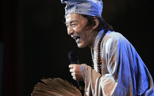 ▲资料图：2013年5月18日，游本昌在江苏阜宁县演出时的舞台情景。图/IC photo