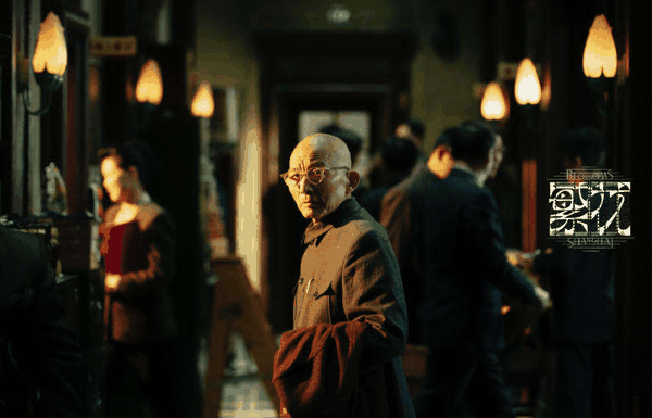 爷叔在剧中的几次回眸触及人心。