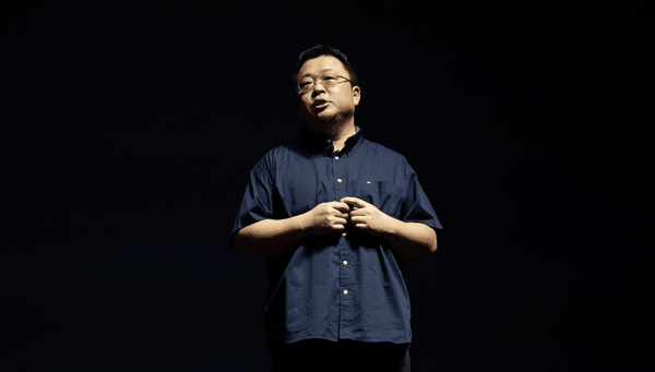罗永浩点赞小米18 Fold酒红色版工艺，声称无商业合作