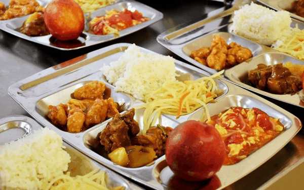 ▲资料图：准备开餐的食堂。图/IC photo