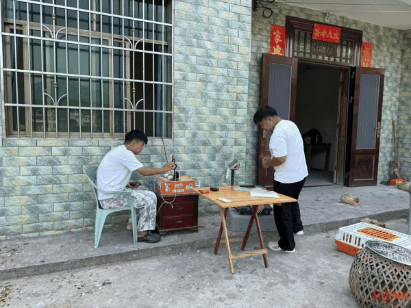 ▲钟彬与弟弟钟亮总是搭档着在家门口直播卖货