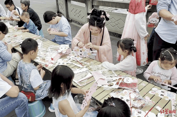 ▲“玉兔”NPC手把手教孩子们扎兔子灯