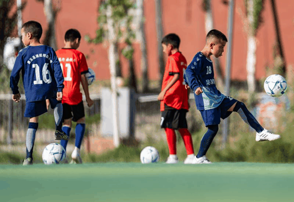 南航明珠小学，孩子们正在进行足球训练。图/新京报记者 陶冉 摄