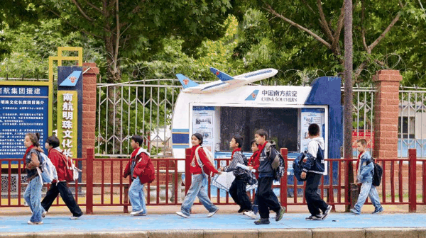 南航明珠小学门口附近的学生。图/受访者供图