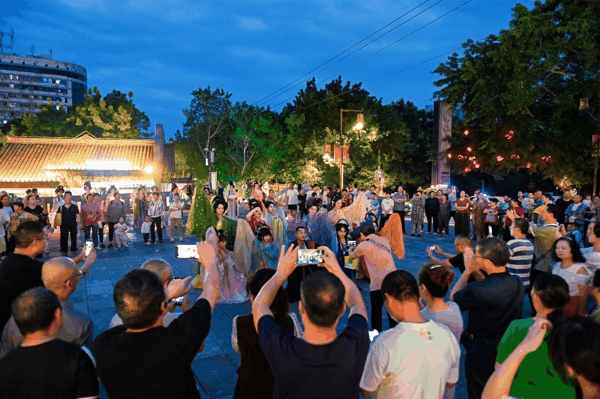 ▲游客自流井老街欢度中秋佳节