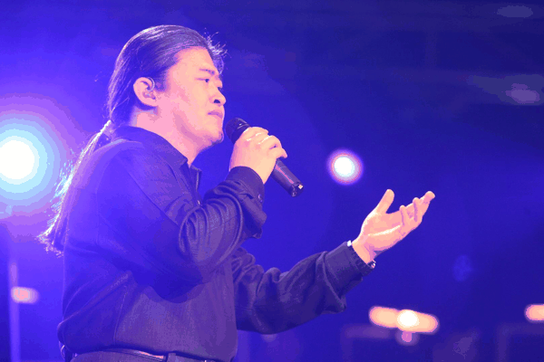 ▲刘欢在个人演唱会上 资料图 据视觉中国