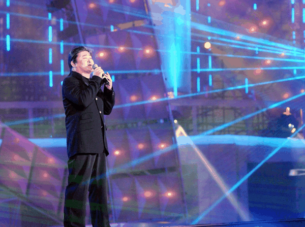 ▲2004年，刘欢演唱《好汉歌》 图据视觉中国