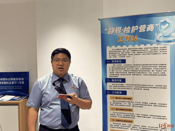 ▲检察官助理王韬在介绍相关情况