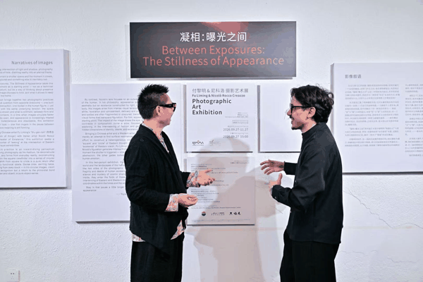 ▲两位艺术家在展览现场