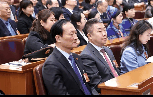 刘忠军（前排左一）参加全国人大会议。受访者供图
