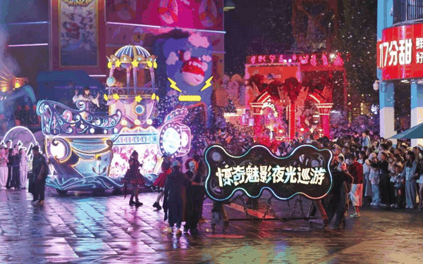 北京欢乐谷惊奇潮玩节启幕，游客可沉浸式参与派对、快闪、解谜、互动等体验。新京报记者 李木易 摄