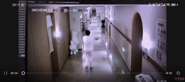 ▲监控视频拍下辛某拍打小童的画面