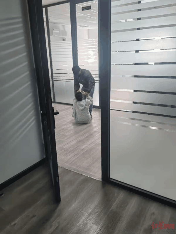 ▲员工反映遭拖拽