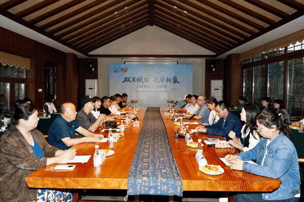 ▲嘉宾参加座谈会