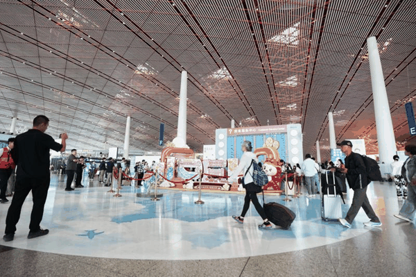 旅客走进首都机场T3航站楼办理值机手续。新京报记者 陶冉 摄