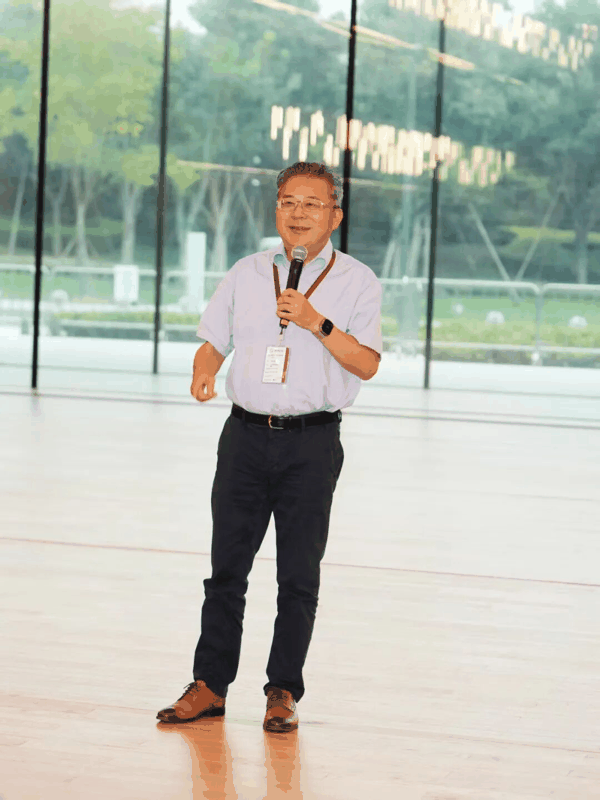 上海歌剧院党委副书记、副院长张庆新